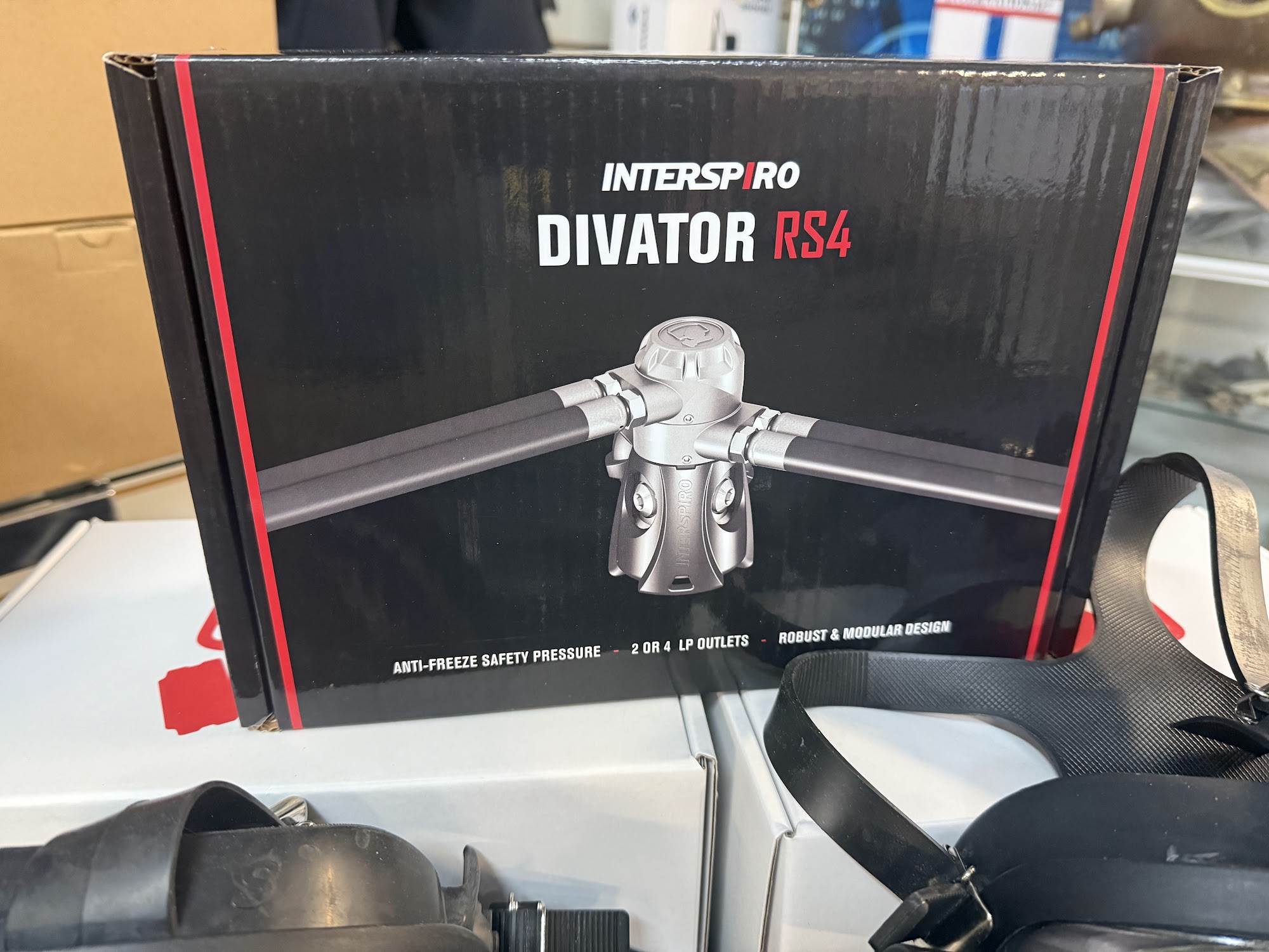 Interspiro Divator RS4 box showing anti-freeze safety pressure and 2 or 4 LP outlets