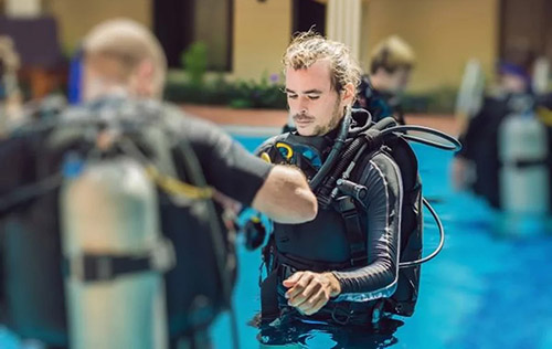 Delayed Surface Marker Buoy (DSMB) Diver